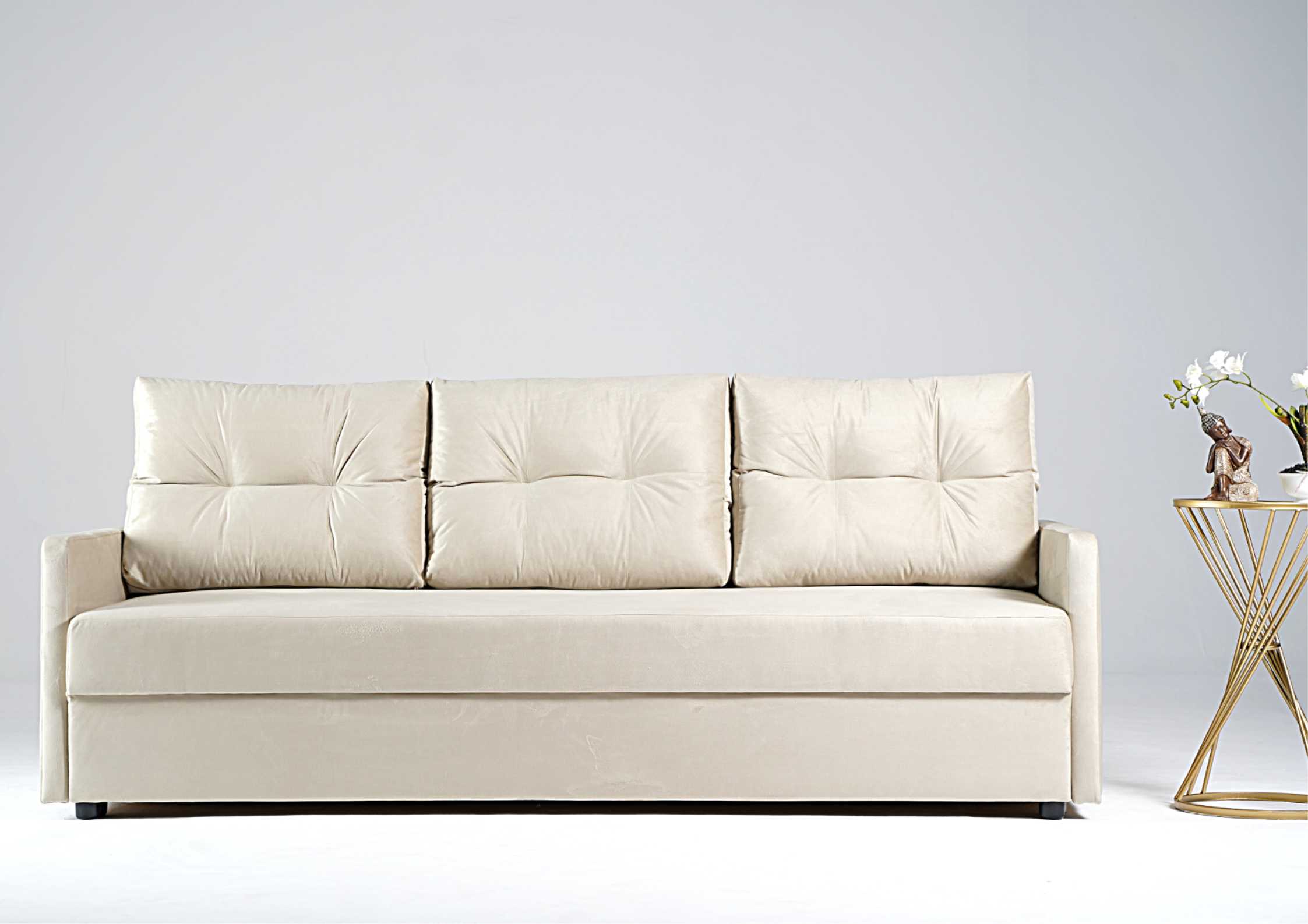 Mała sofa z pikowanymi poduszkami